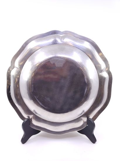 Hollow silver dish with curved edges 

Work...
