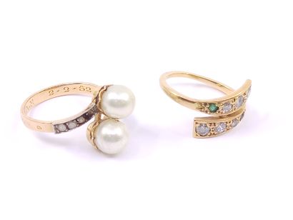 TWO rings in yellow gold 750° comprising:

A...