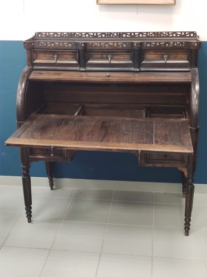 Oak cylinder desk

Opening with three drawers...