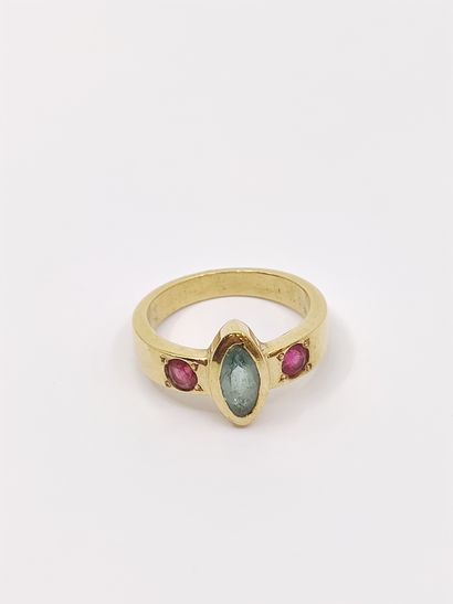 Yellow gold ring 750° set with an aquamarine...