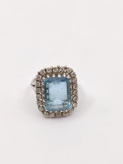 Gold ring 750° platinum decorated with a...
