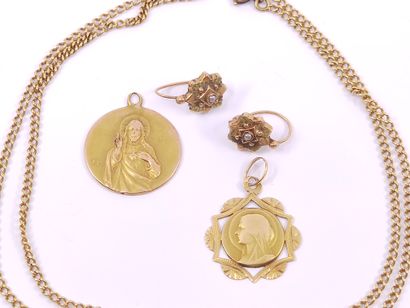LOT of gold 750° including: 

Chain, two...