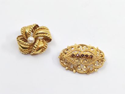TWO brooches in yellow gold 750 

Gross weight...