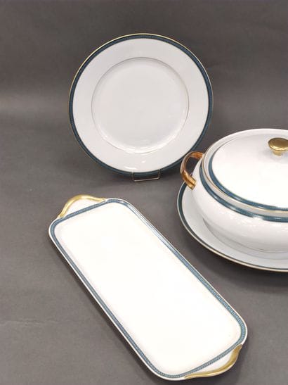 Raynaud Limoges laurel model

White porcelain...