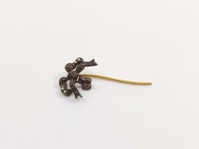 EPINGLE papillon en or 750° et argent, sertie...