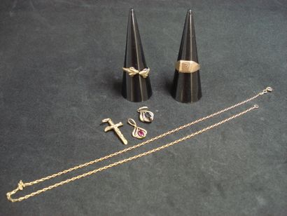 2 Bagues Or 18kt 6,55 g déteriorés 3 Pendentifs...