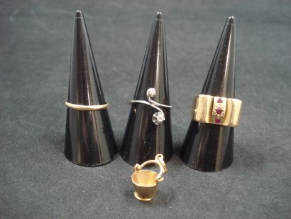 1 Bague Or jaune 18kt et pierres rouges 9,83...