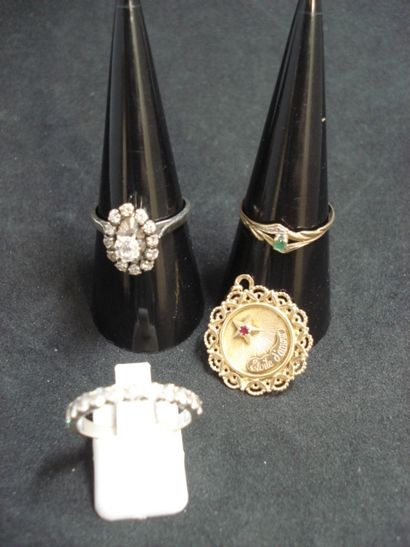 1 Bague Or jaune 18kt et pierre verte 0,91...