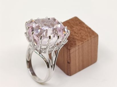 BAGUE cocktail en or gris 750° ornée d'un...