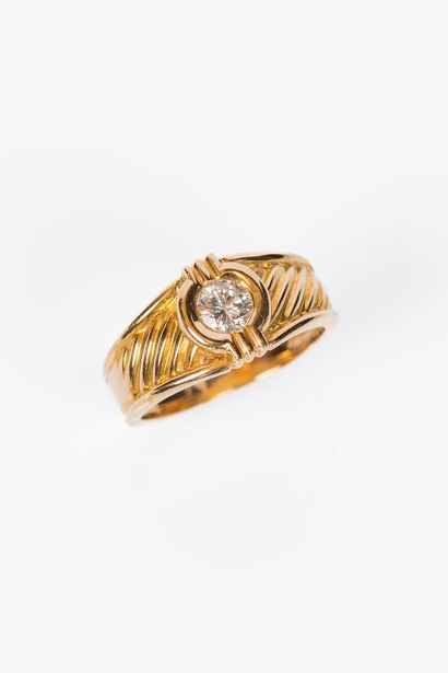BAGUE en or jaune 750° orné d'un diamant...
