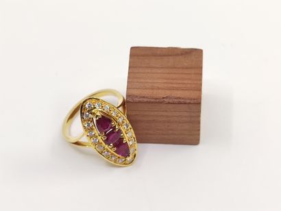 BAGUE marquise en or jaune 750° d'un rubis...