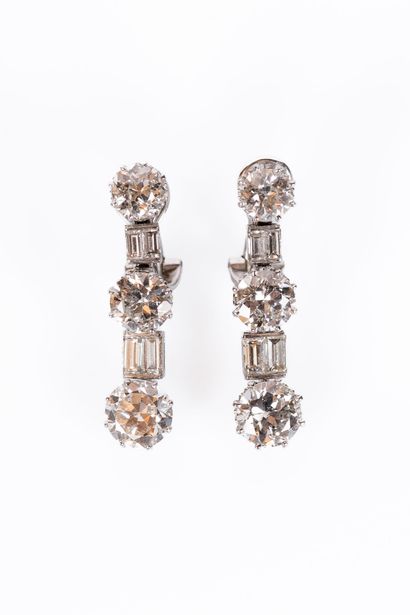 
PAIRE DE PENDANTS D'OREILLES en or gris...
