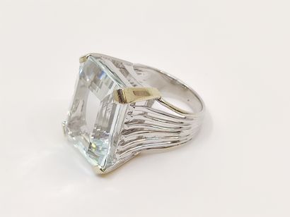 BAGUE cocktail en or gris 750° ornée d'une...