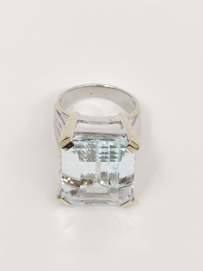 BAGUE cocktail en or gris 750° ornée d'une...