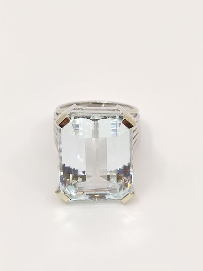 BAGUE cocktail en or gris 750° ornée d'une...