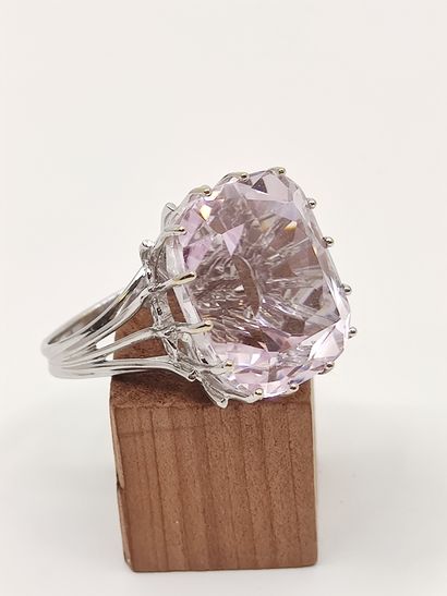 BAGUE cocktail en or gris 750° ornée d'un...