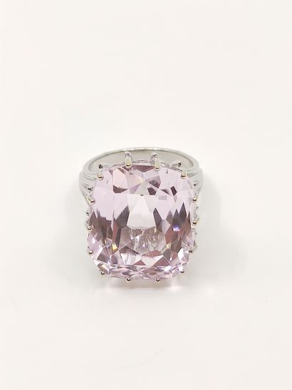 BAGUE cocktail en or gris 750° ornée d'un...