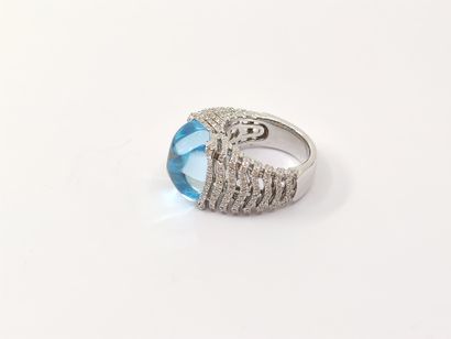 
BAGUE en or gris 750° ornée d'une aigue...