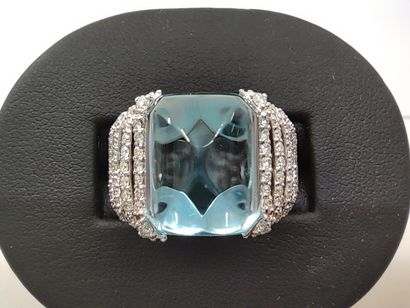 
BAGUE en or gris 750° ornée d'une aigue...