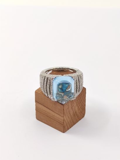 
BAGUE en or gris 750° ornée d'une aigue...