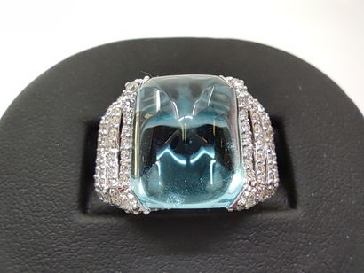 
BAGUE en or gris 750° ornée d'une aigue...