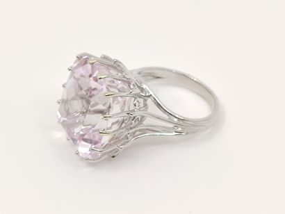 BAGUE cocktail en or gris 750° ornée d'un...