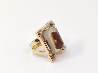 
BAGUE en or jaune 750° ornée d'un camée...