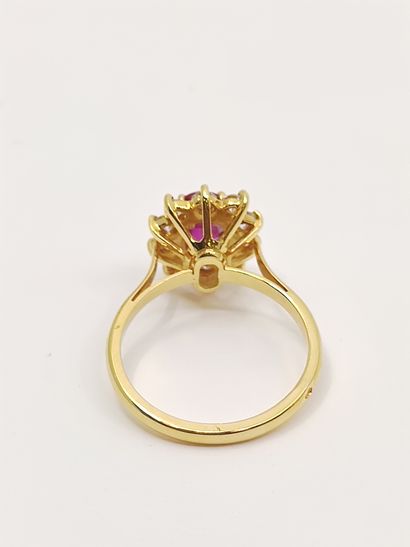 BAGUE marguerite en or jaune 750° ornée d'un...