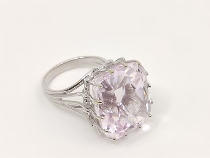 BAGUE cocktail en or gris 750° ornée d'un...