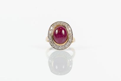 
BAGUE en or deux tons 750° ornée d'un cabochon...