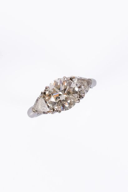 BAGUE en or gris 750° ornée d'un diamant...