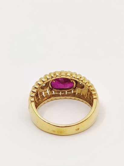 BAGUE en or jaune 750° godronnée ornée d'un...