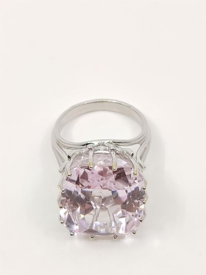 BAGUE cocktail en or gris 750° ornée d'un...