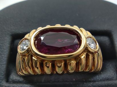 BAGUE en or jaune 750° godronnée ornée d'un...