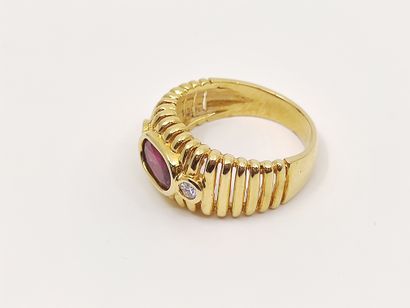BAGUE en or jaune 750° godronnée ornée d'un...