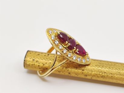 BAGUE marquise en or jaune 750° d'un rubis...