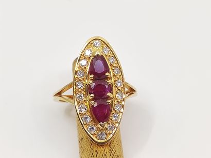 BAGUE marquise en or jaune 750° d'un rubis...
