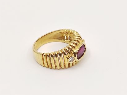 BAGUE en or jaune 750° godronnée ornée d'un...