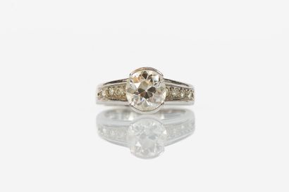 BAGUE en or gris 750° ornée d'un diamant...