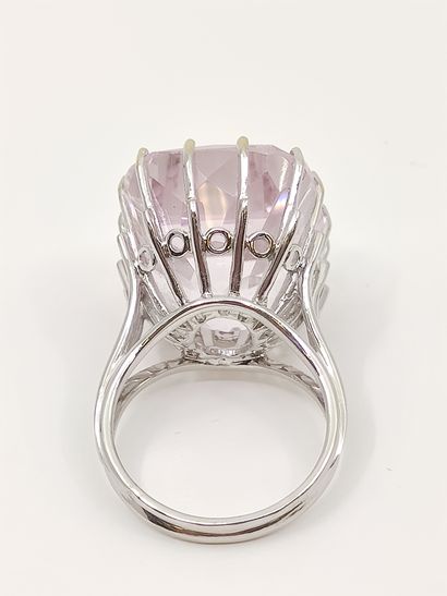 BAGUE cocktail en or gris 750° ornée d'un...
