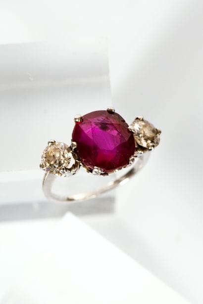 
BAGUE en or gris 750 ornée d'un rubis de...
