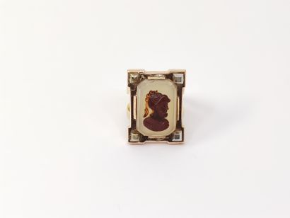 
BAGUE en or jaune 750° ornée d'un camée...