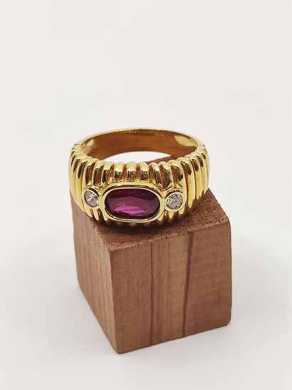 BAGUE en or jaune 750° godronnée ornée d'un...