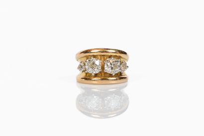 BAGUE en or jaune 750° ornée de deux diamants...