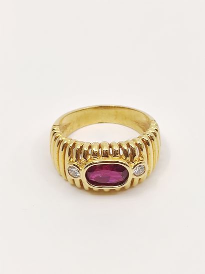 BAGUE en or jaune 750° godronnée ornée d'un...