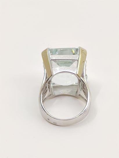 BAGUE cocktail en or gris 750° ornée d'une...