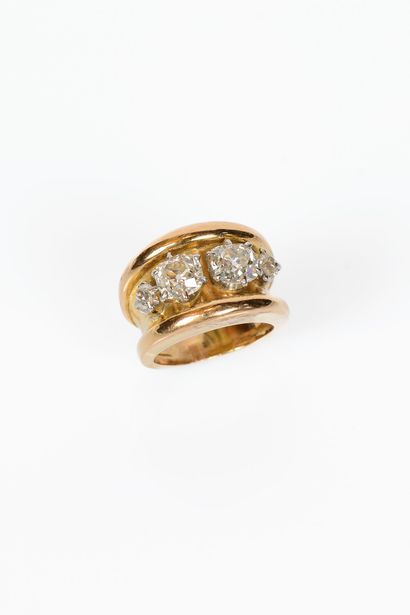 BAGUE en or jaune 750° ornée de deux diamants...