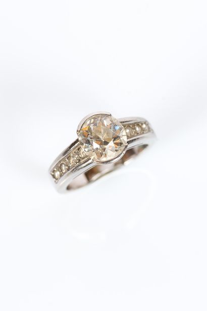 BAGUE en or gris 750° ornée d'un diamant...
