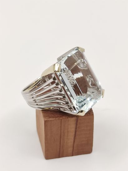 BAGUE cocktail en or gris 750° ornée d'une...