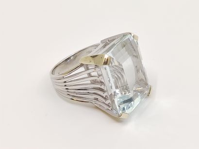 BAGUE cocktail en or gris 750° ornée d'une...